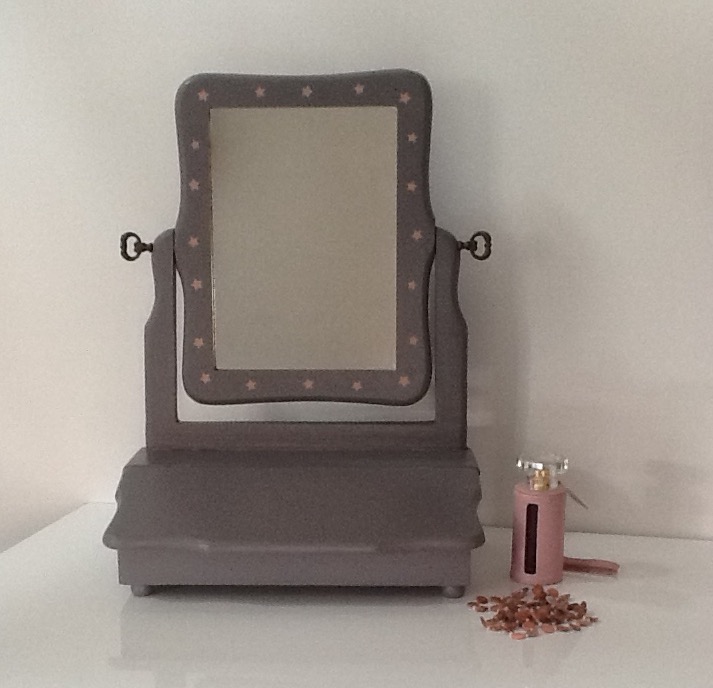 coiffeuse rose et grise