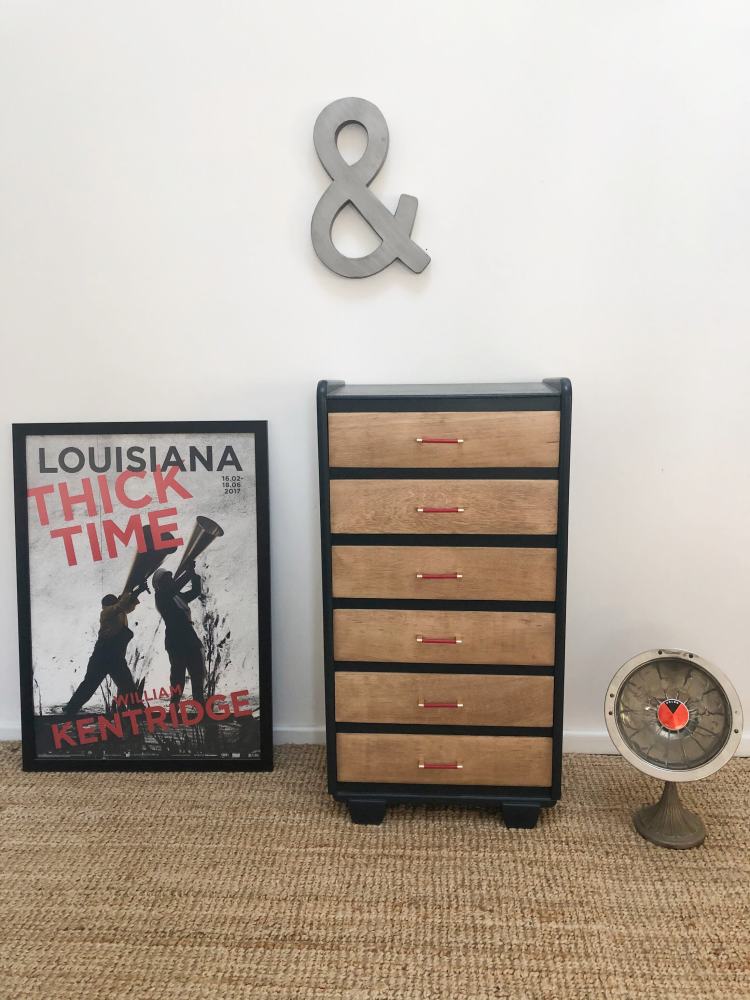 chiffonnier poignées rouges 3