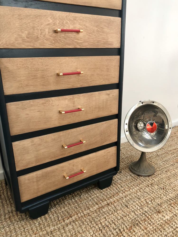 chiffonnier poignées rouges 4