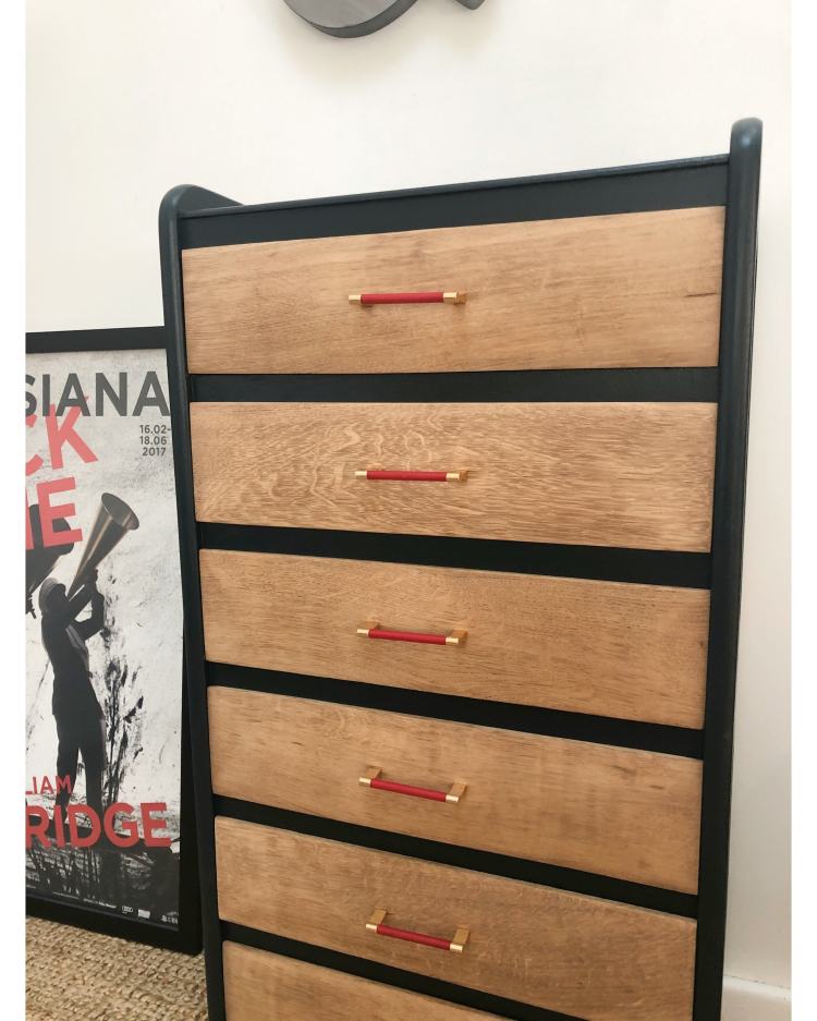 chiffonnier poignées rouges 2