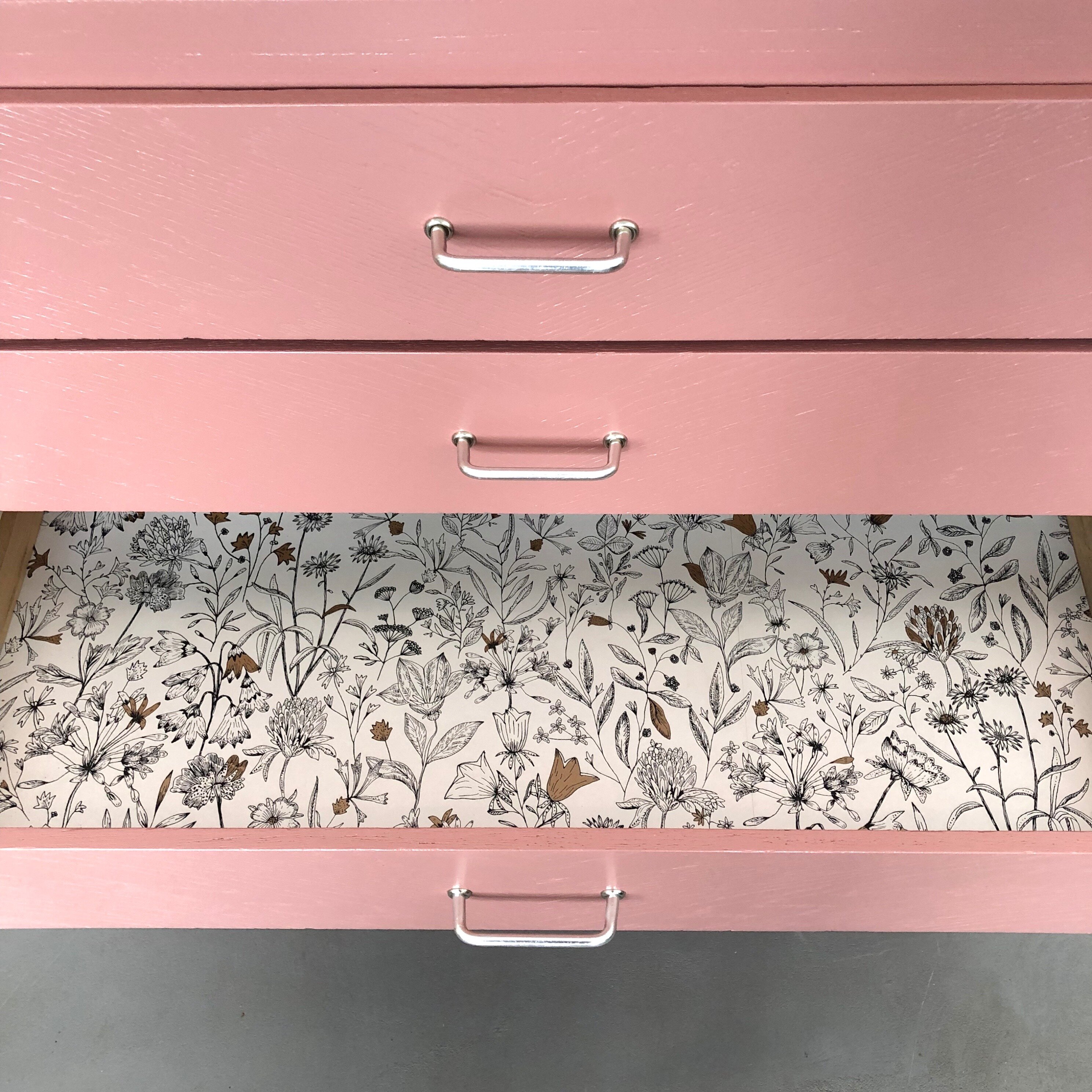 Commode rose en chêne, tiroirs tapissées 1