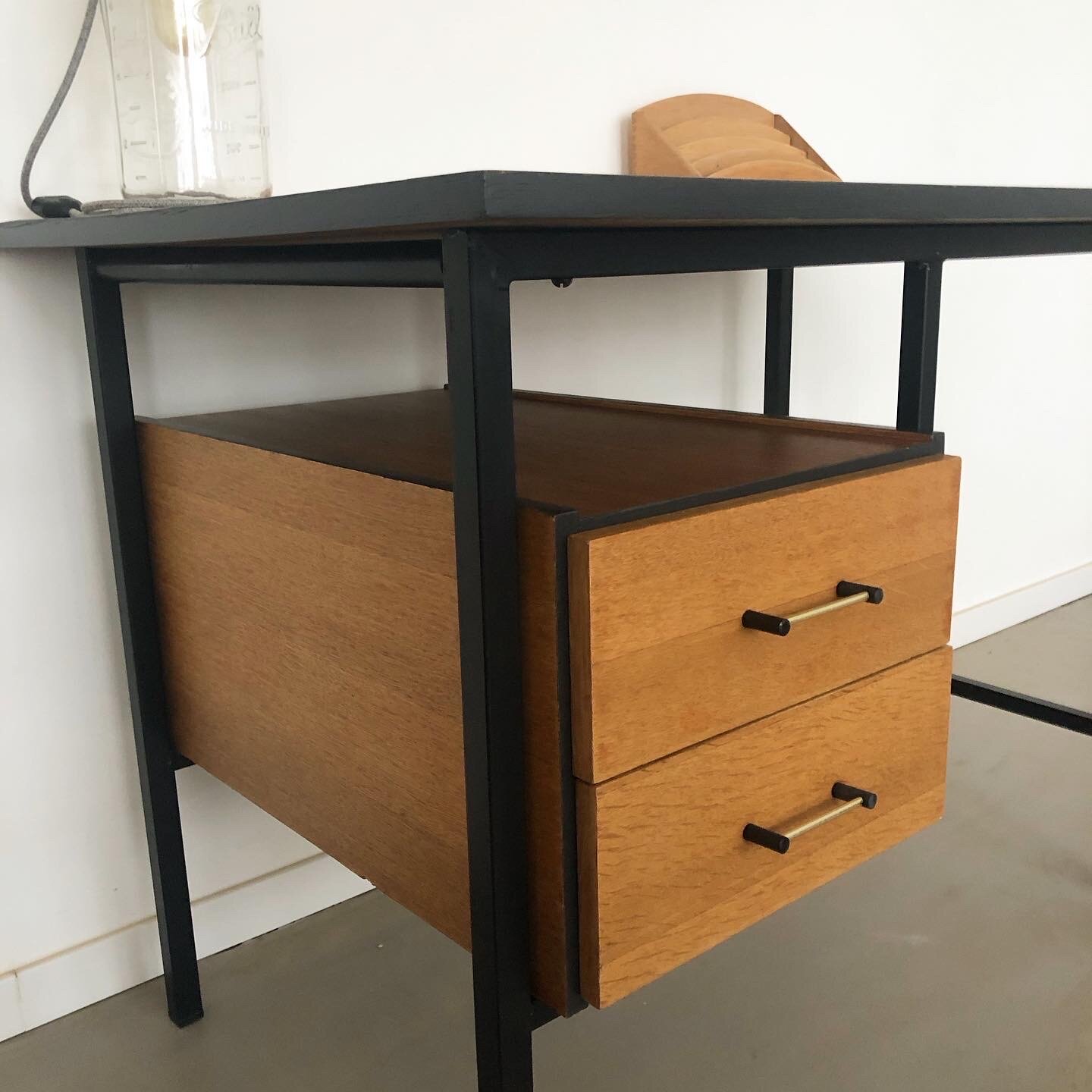 Bureau 2 tiroirs liseré noir 4