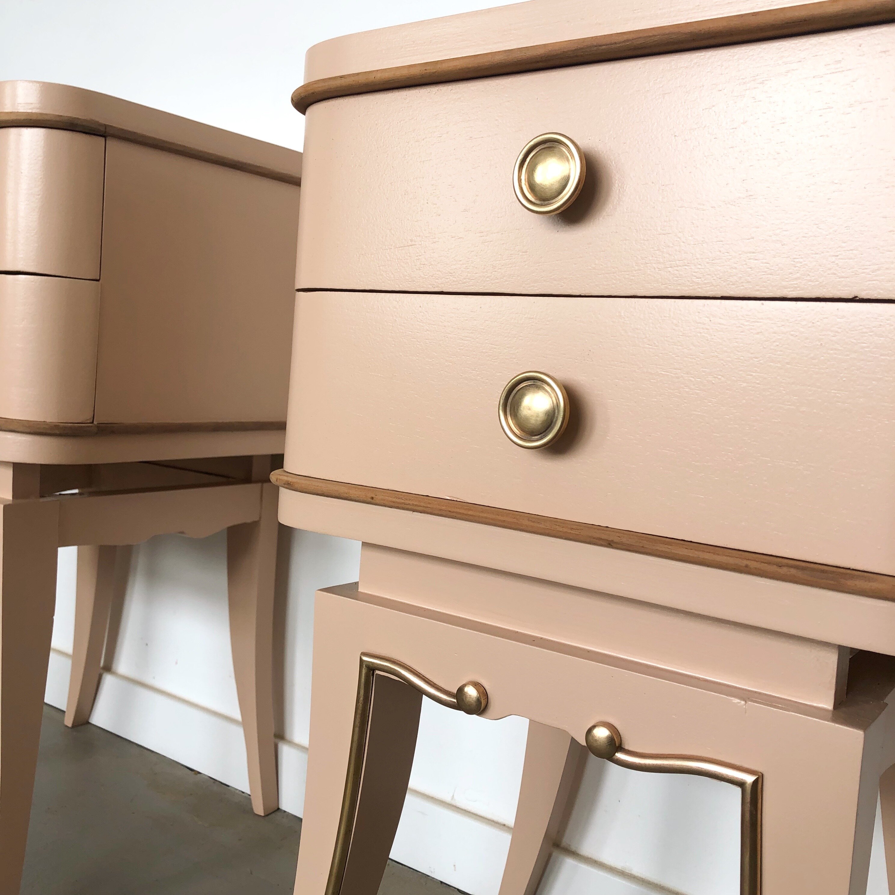 Paire de chevet la couleur du parfum 5