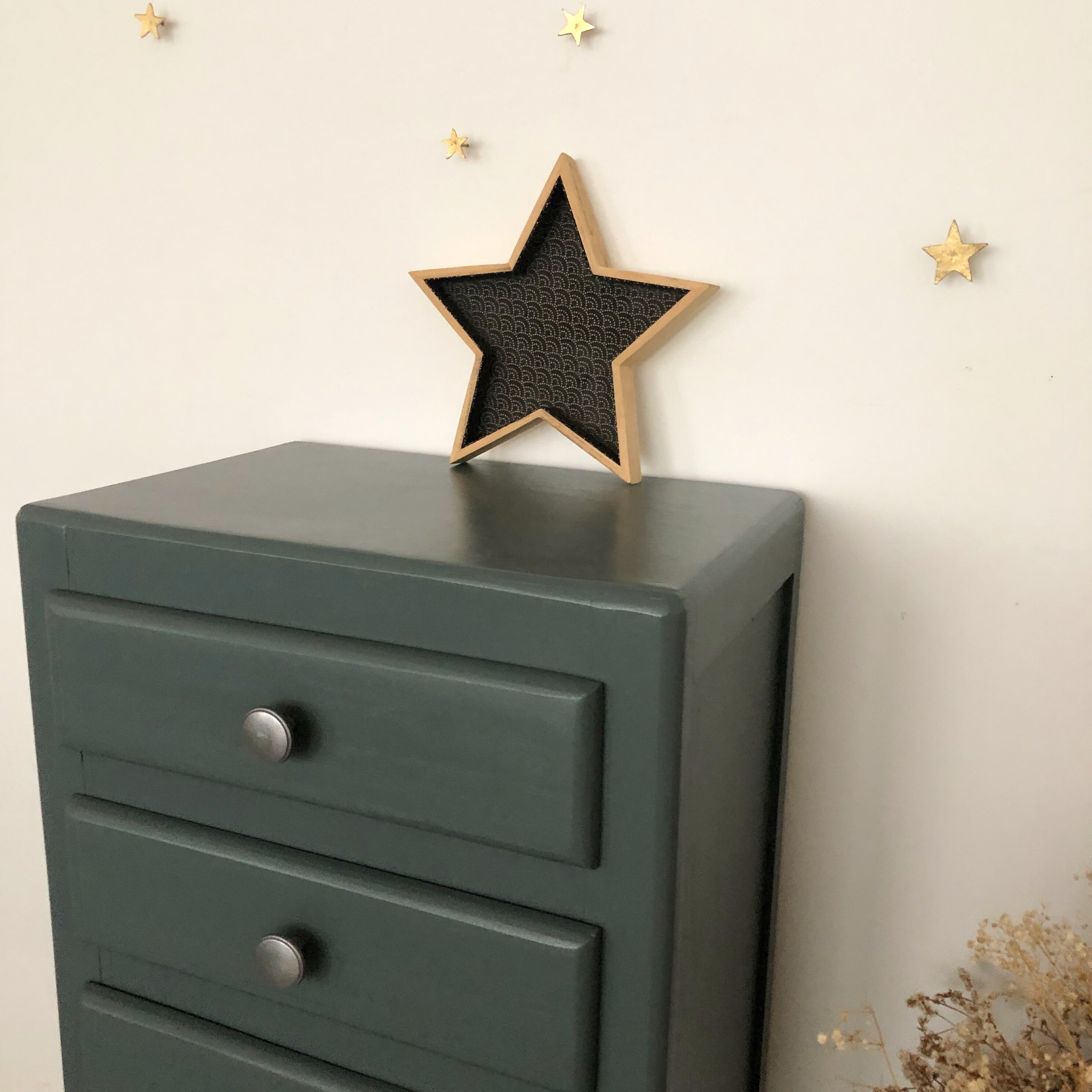 Chiffonnier down pipe