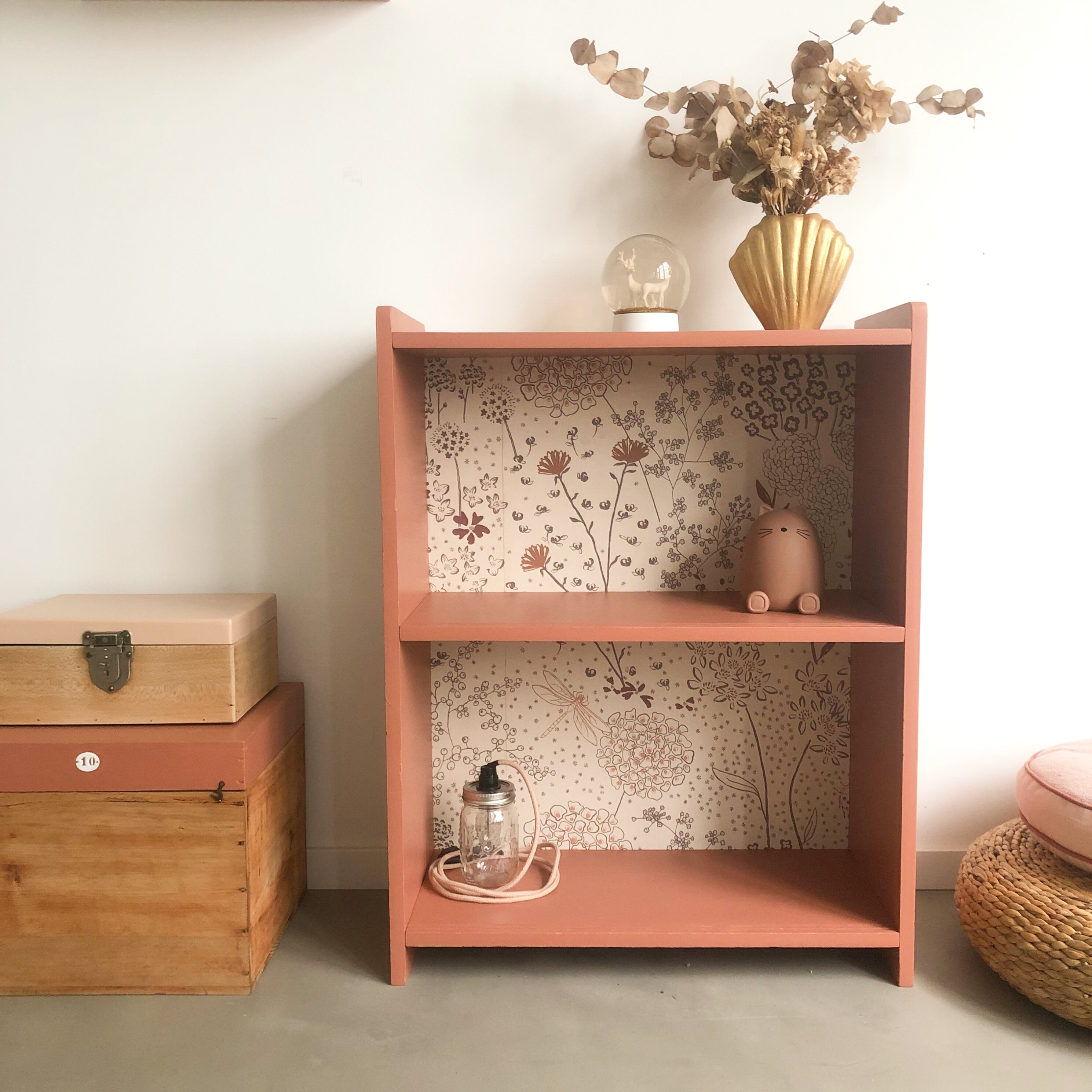 EtagèreJoue à bisous et papier peint Rue de la paix de bilboquet déco 4