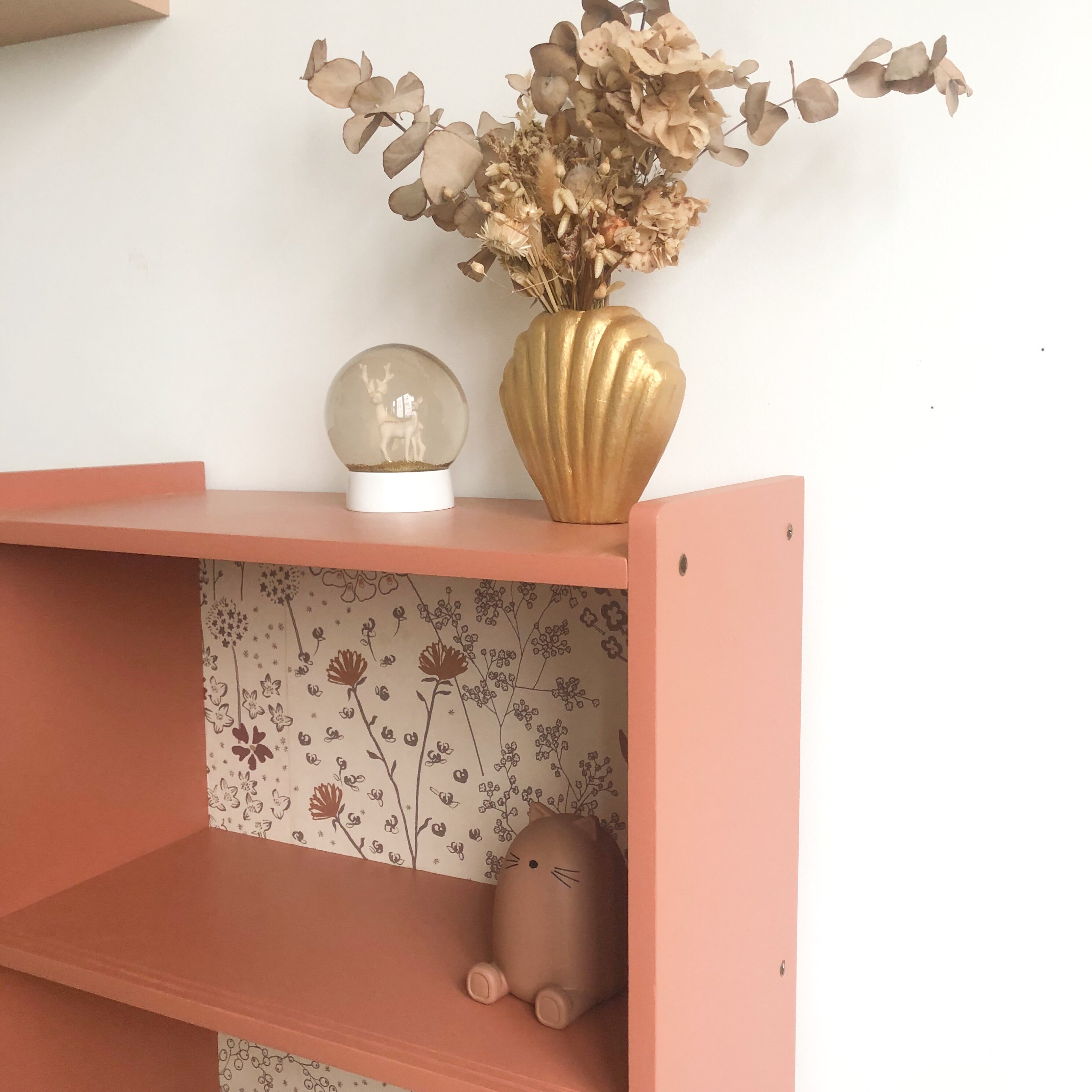 EtagèreJoue à bisous et papier peint Rue de la paix de bilboquet déco 3