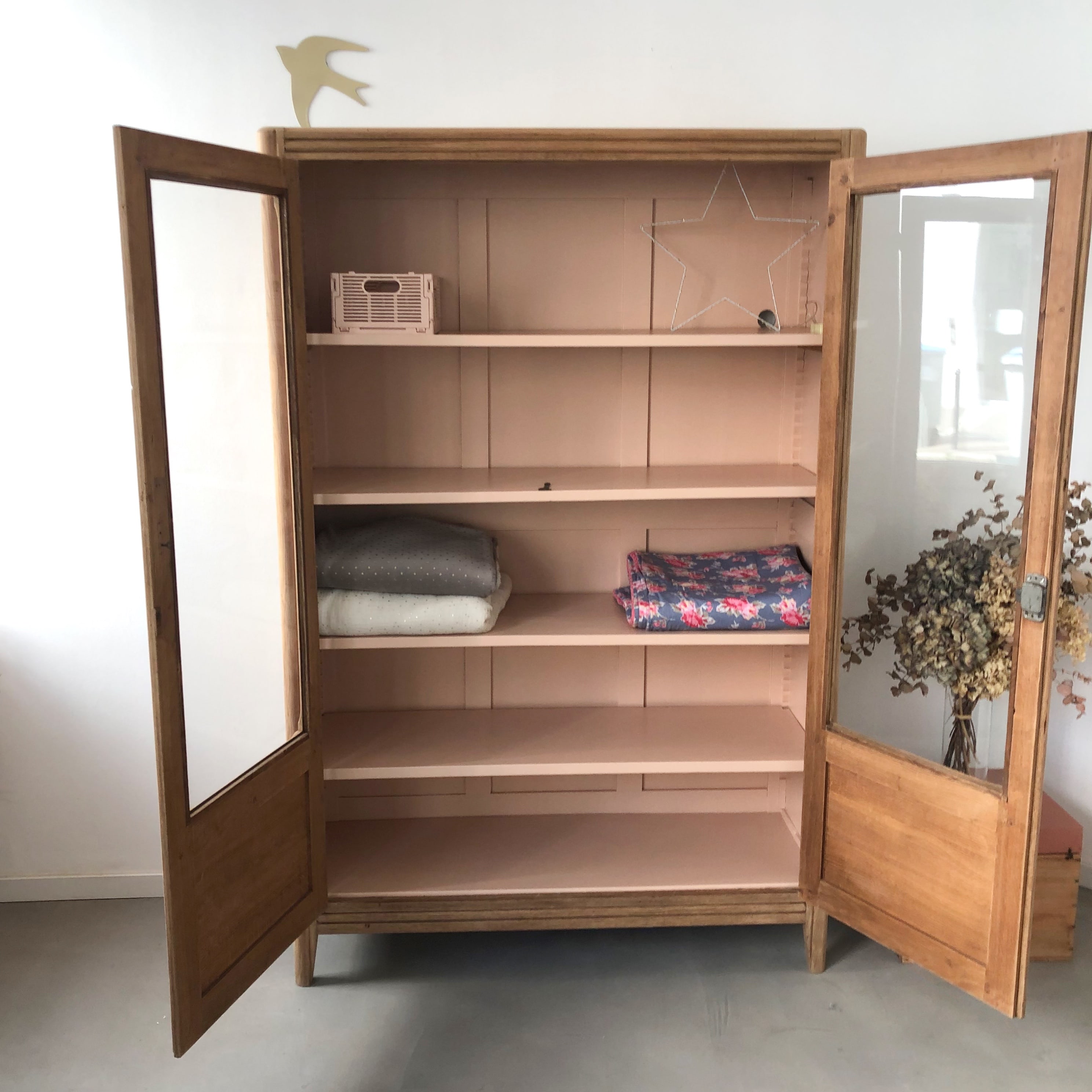 Armoire vitrée, la couleur du parfum 2