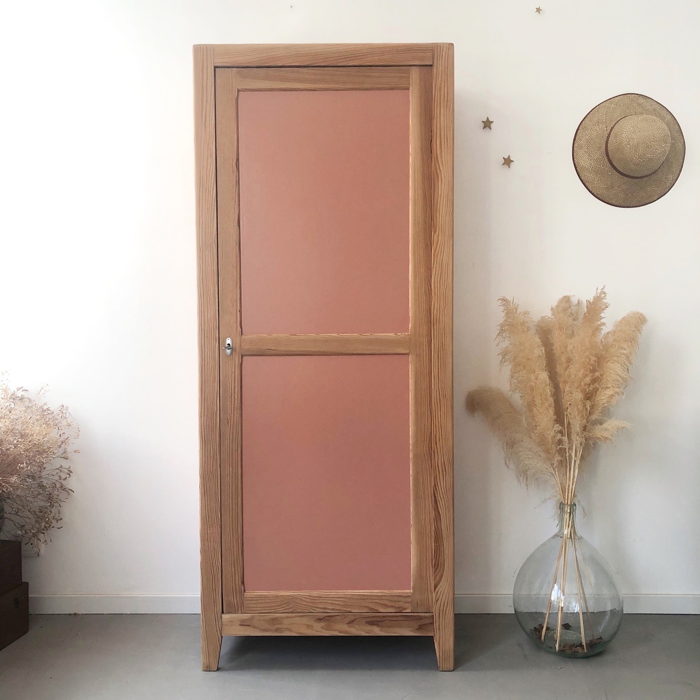 Armoire une porte , Joue à bisous