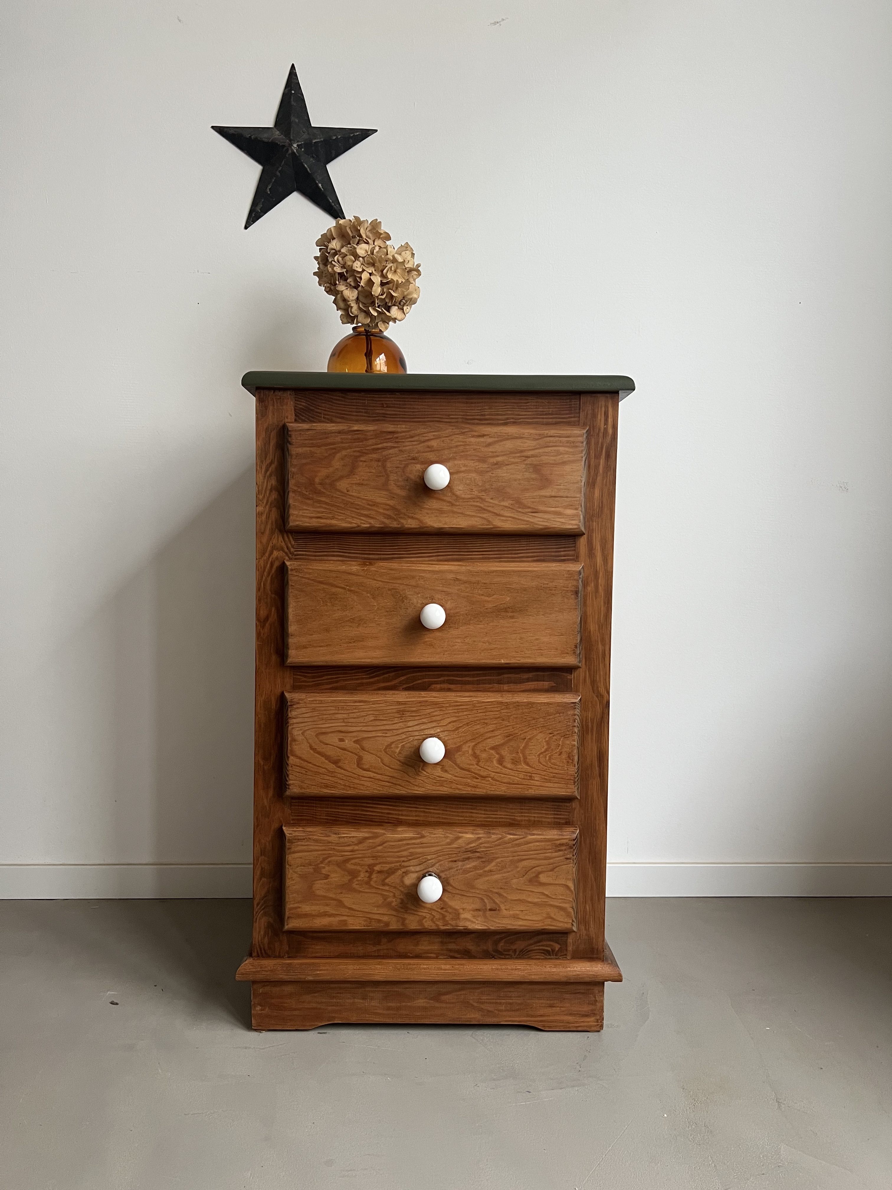 Chiffonnier bois foncé, le stratège en pin