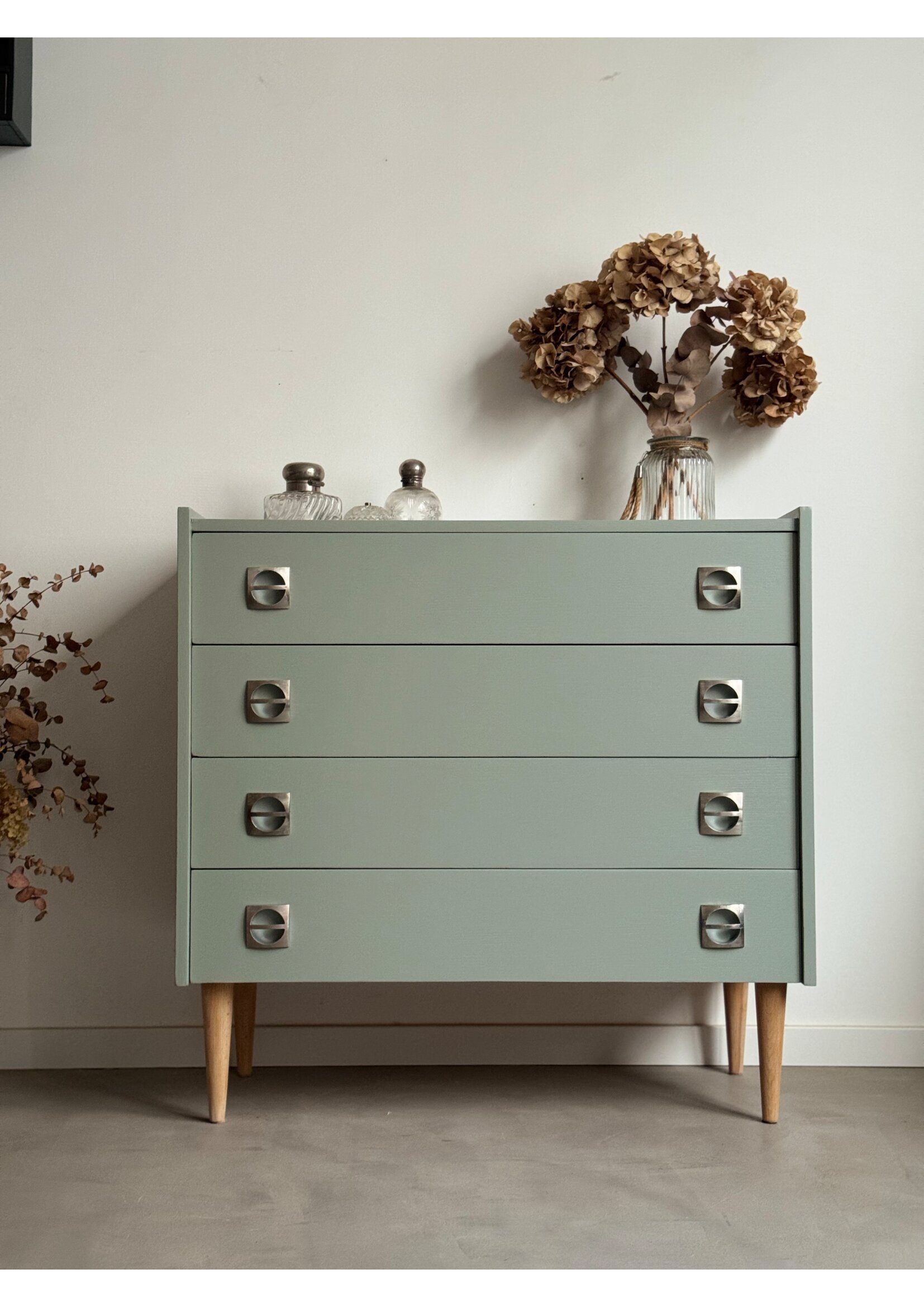 Commode rétro pigeon 1