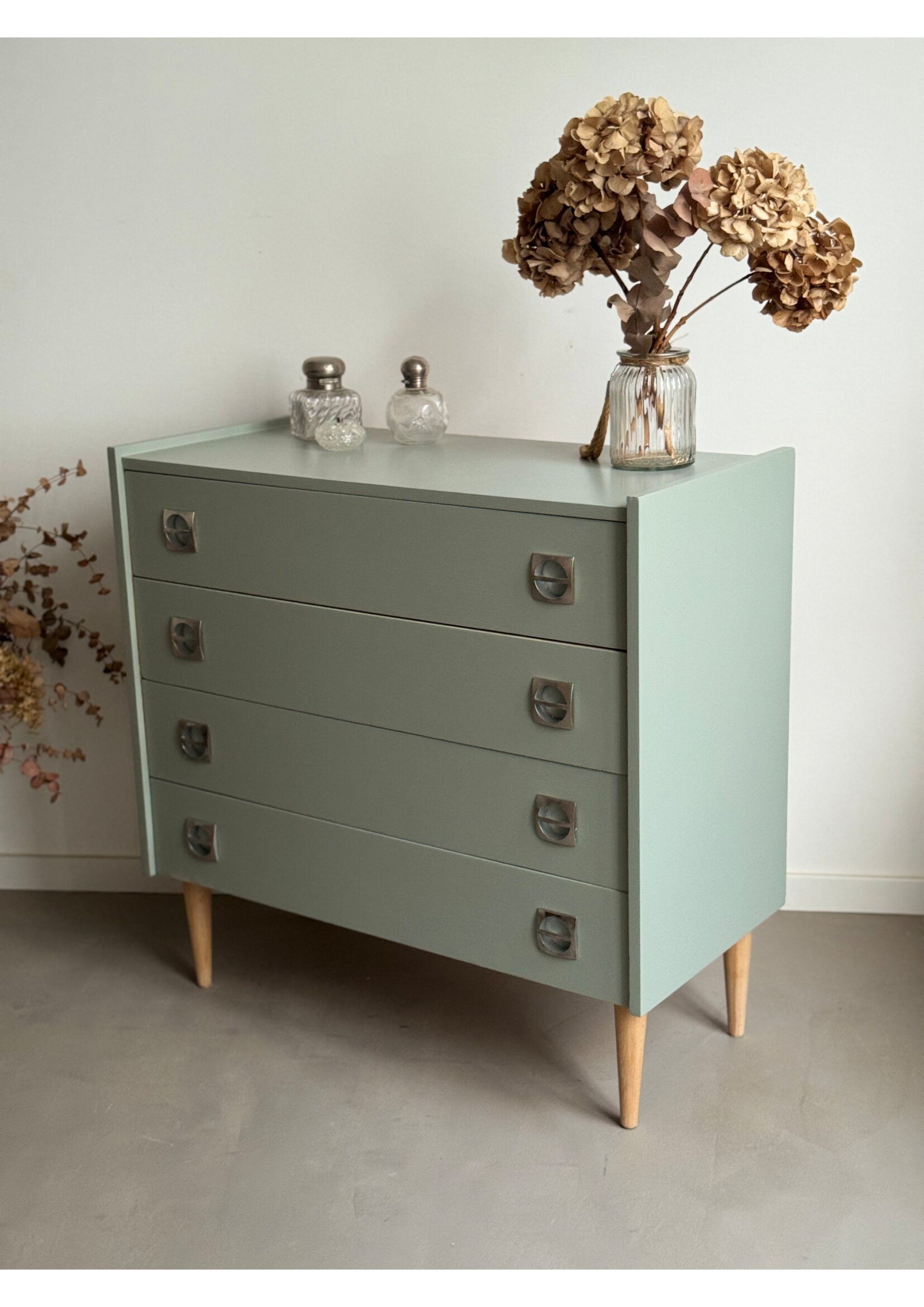 Commode rétro pigeon 4