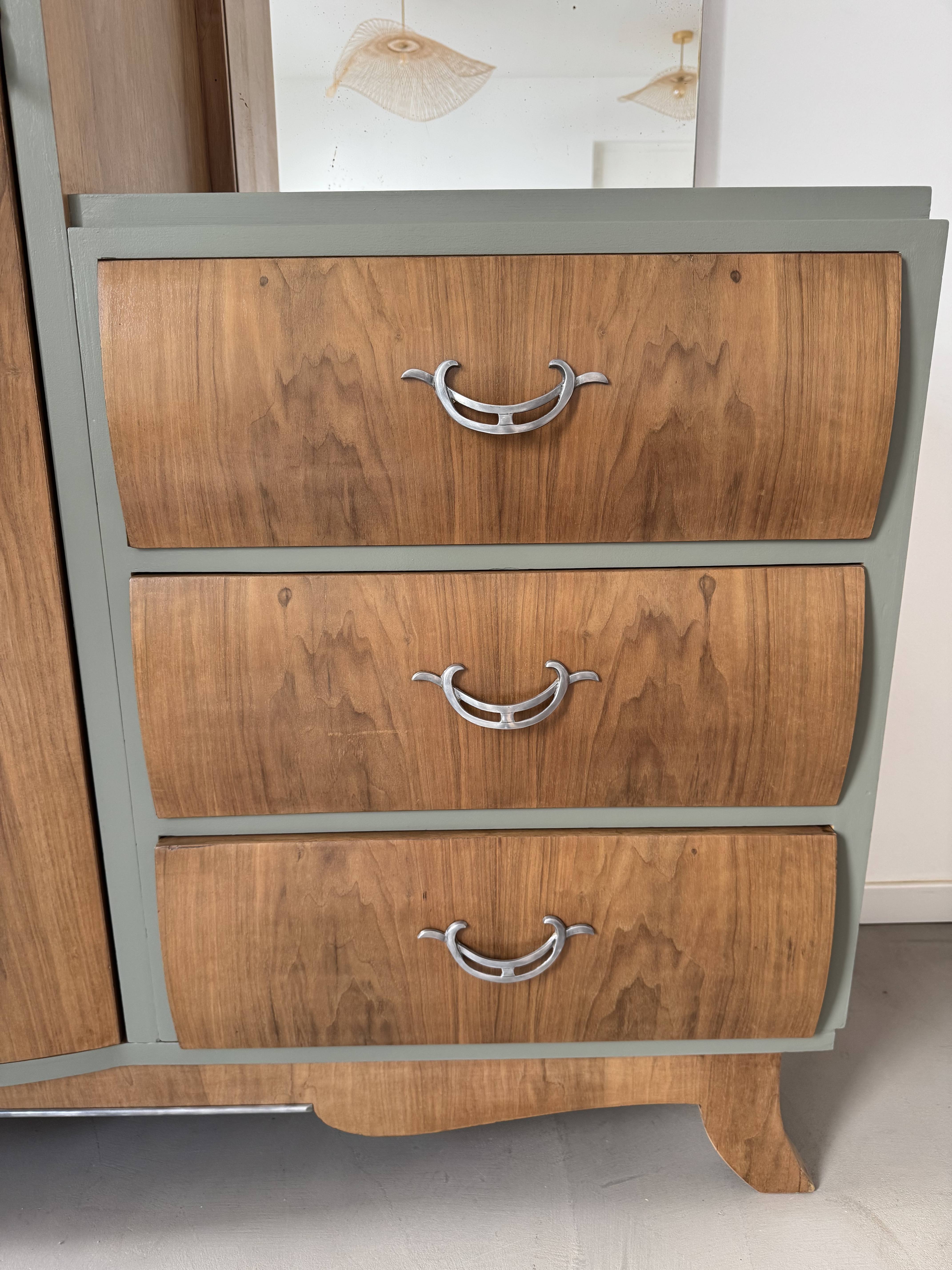 Armoire asymétrique galbée avec miroir 1