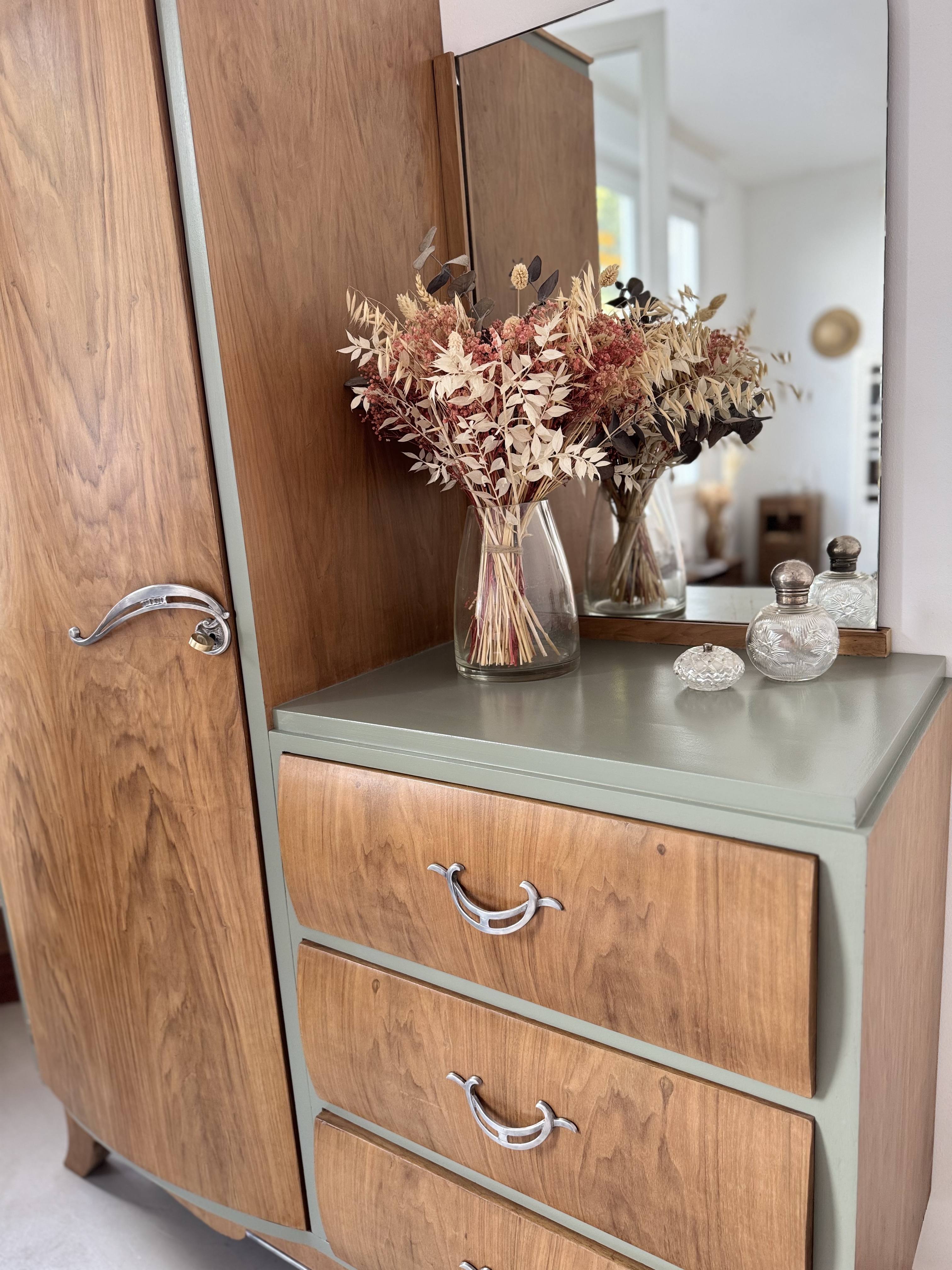 Armoire asymétrique galbée avec miroir