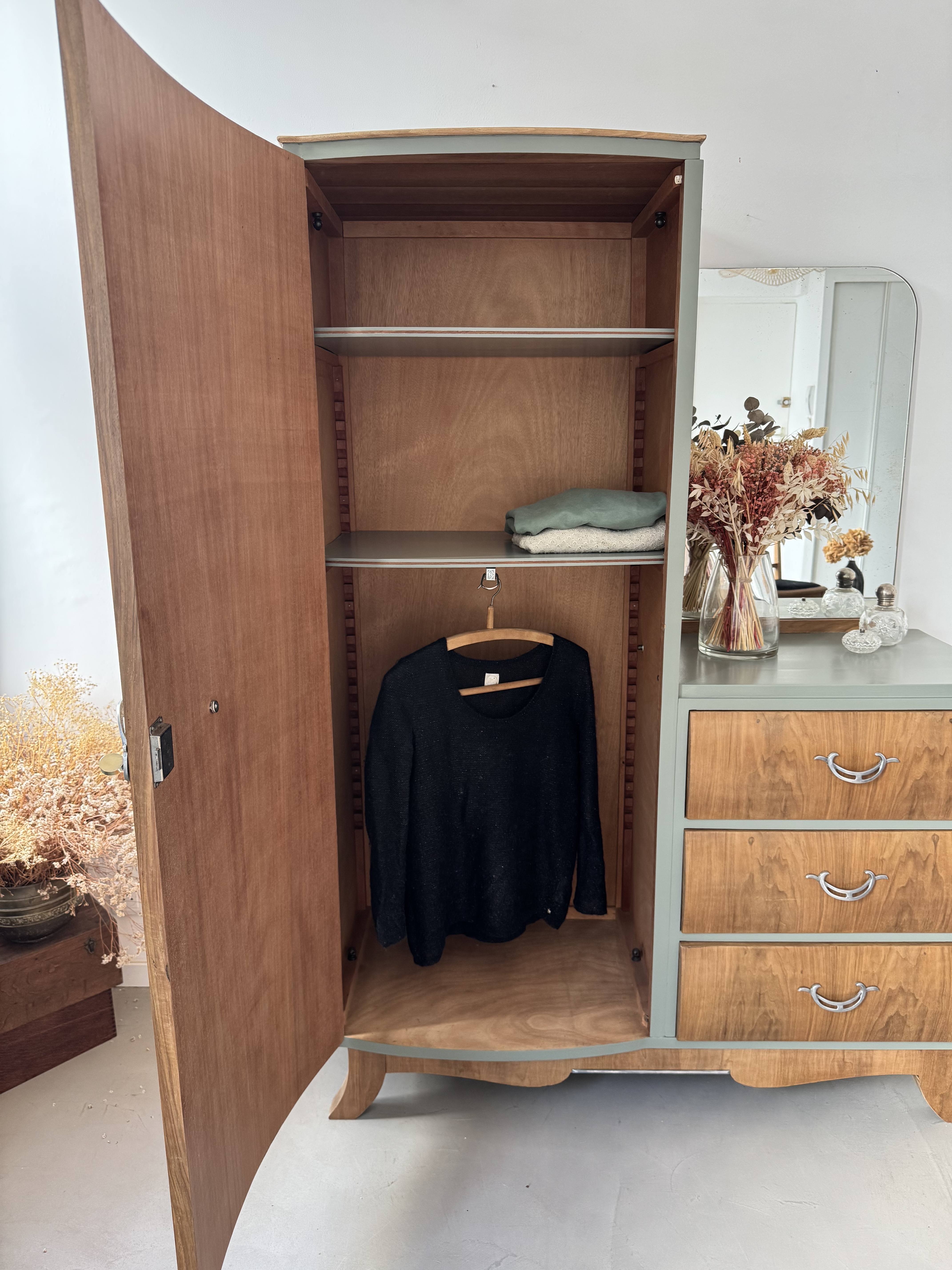 Armoire asymétrique galbée avec miroir 4