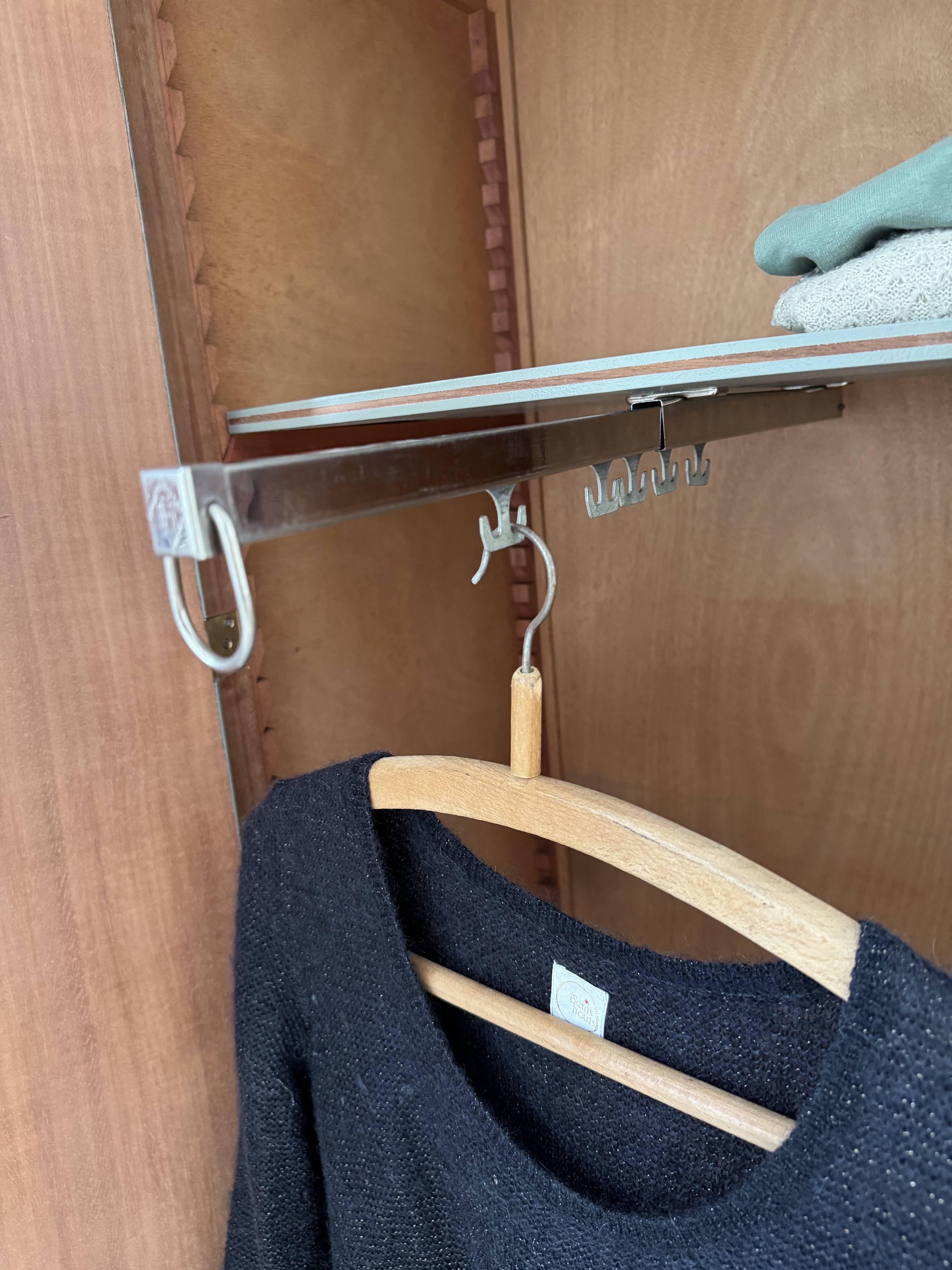 Armoire asymétrique galbée avec miroir 5